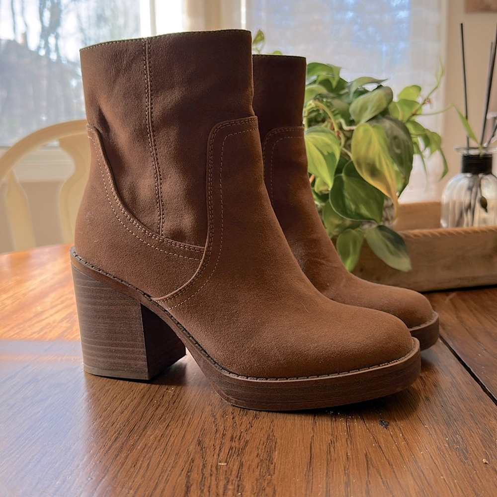 Universal Thread Platform Boots - image 1